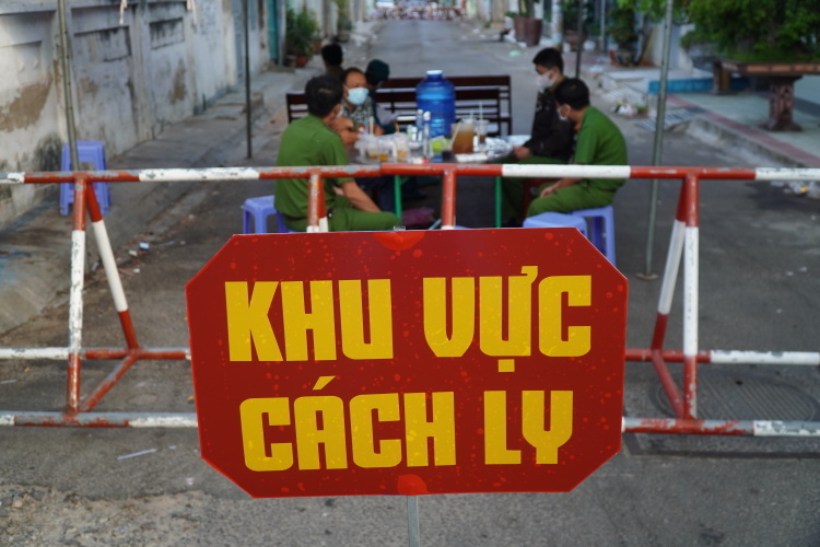 Hai tuyến phố Ngô Sĩ Liên và Hoàng Văn Thụ, TP Phan Thiết bị cách ly do có 4 người nhiễm nCoV từ bệnh nhân 34. Ảnh: Việt Quốc