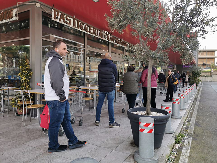 Người dân xếp hàng cách nhau ít nhất 1 mét tại một siêu thị ở Rome sau khi có lệnh phong toả hôm 11/3. Ảnh: Trần Ngọc Huyền