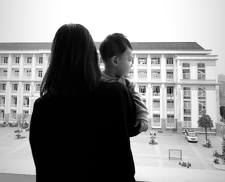 Kim Chi và bé Khánh Đăng chiều 10/3 tại tầng 4, khu cách ly Trường quân sự Sơn Tây. Ảnh: Nhân vật cung cấp.