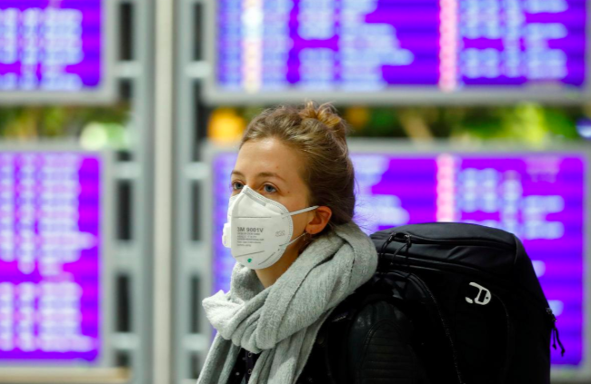 Một hành khách tại sân bay Frankfurt, Đức ngày 12/3. Ảnh: Reuters