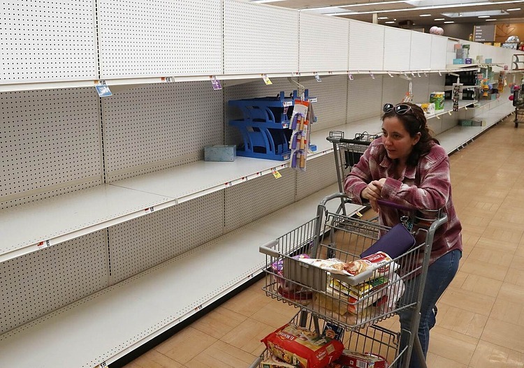Quày nước rửa tay và giấy vệ sinh trống trơn tại siêu thị Giant hôm 13/3 ở Dunkirk, Maryland. Ảnh: AFP