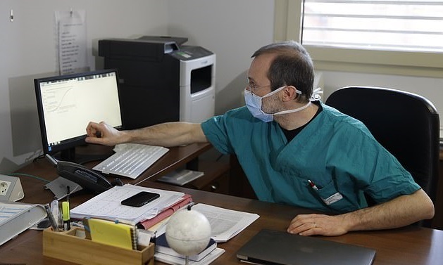 Bác sĩ Sergio Cattaneo tại phòng làm việc thuộc bệnh viện công ở Brescia, miền bắc Italy. Ảnh: AP.