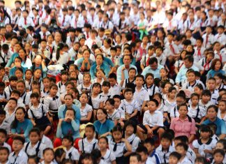 Thầy trò trường tiểu học An Hội, quận Gò Vấp, TP HCM, trong giờ tập trung tại sân trường. Ảnh: Hữu Khoa