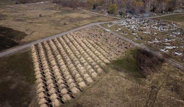 Thành phố Dnipro tại Ulraine đào sẵn hơn 600 huyệt mộ để dọa người dân về mức độ nghiêm trọng của dịch COVID-19.
