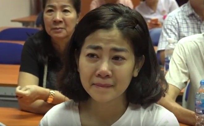 CLIP Mẹ Mai Phương kéo người đến bệnh viện hát hò, đọc kinh gây mất trật tự khi con gái đau đớn trên giường bệnh