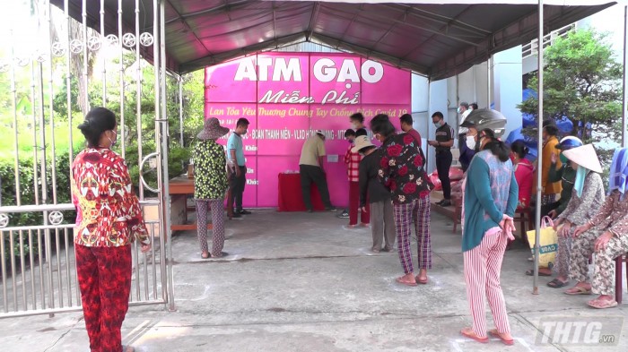 Cây “ATM gạo” đầu tiên ở huyện Cai Lậy đi vào hoạt động