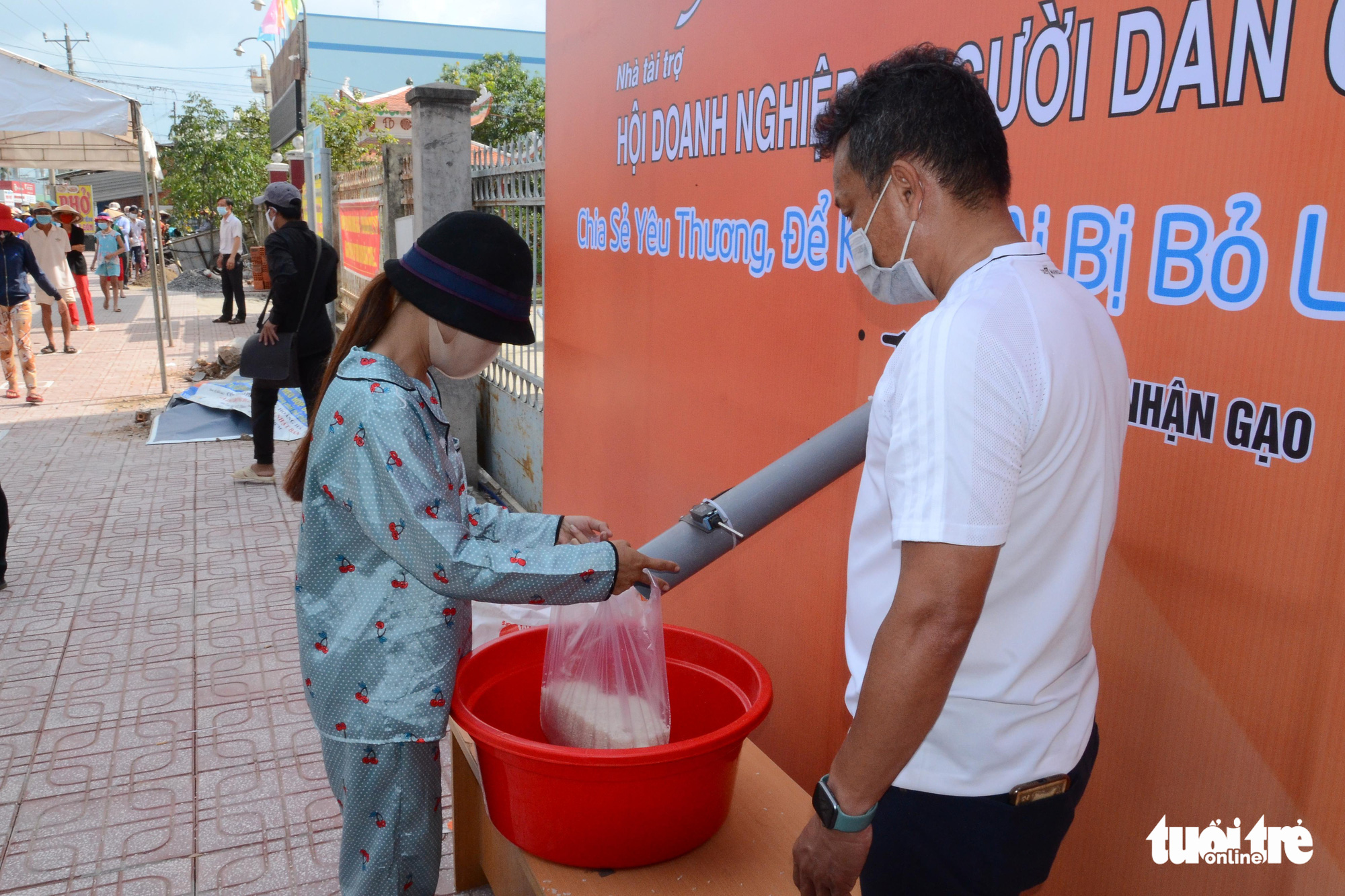Tiền Giang có 'ATM' phát gạo, trứng, bột ngọt… miễn phí cho người nghèo