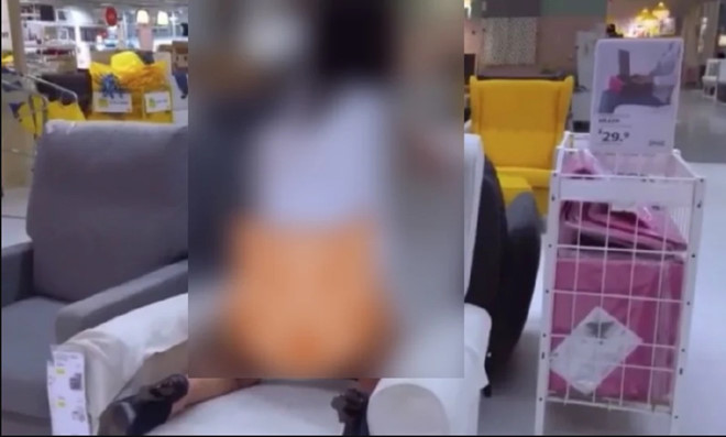Lan truyền clip cô gái tự diễn cảnh bệnh hoạn giữa trung tâm thương mại khiến người nhìn ghê tởm