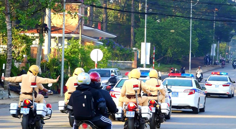 Lâm Đồng: Lực lượng cảnh sát giao thông ra quân tổng kiểm tra phương tiện đường bộ