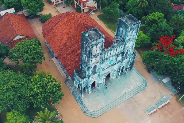 Nhà thờ màu xanh lưu giữ cổ vật độc nhất ở Việt Nam