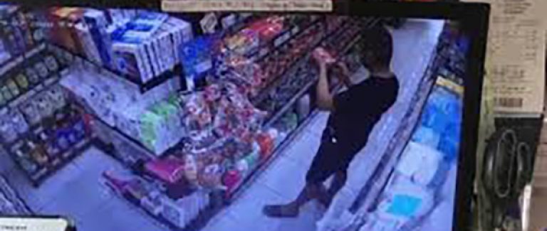 CLIP Người đàn ông vào siêu thị bôi nước bọt vào nhiều gói thực phẩm ở Đà Nẵng