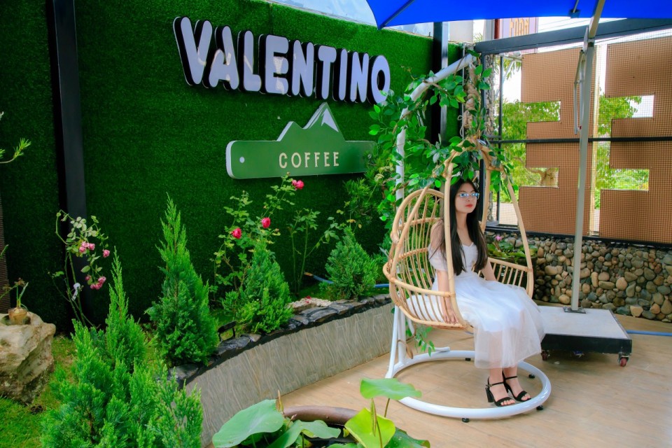 Bảo Lộc: Cà phê Valentino tưng bừng khai trương với không gian xanh cùng hồ cá Koi tuyệt đẹp