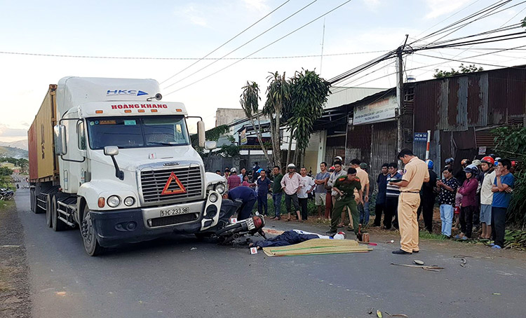 Bảo Lộc: Xe máy va chạm xe container, người đàn ông tử vong tại chỗ