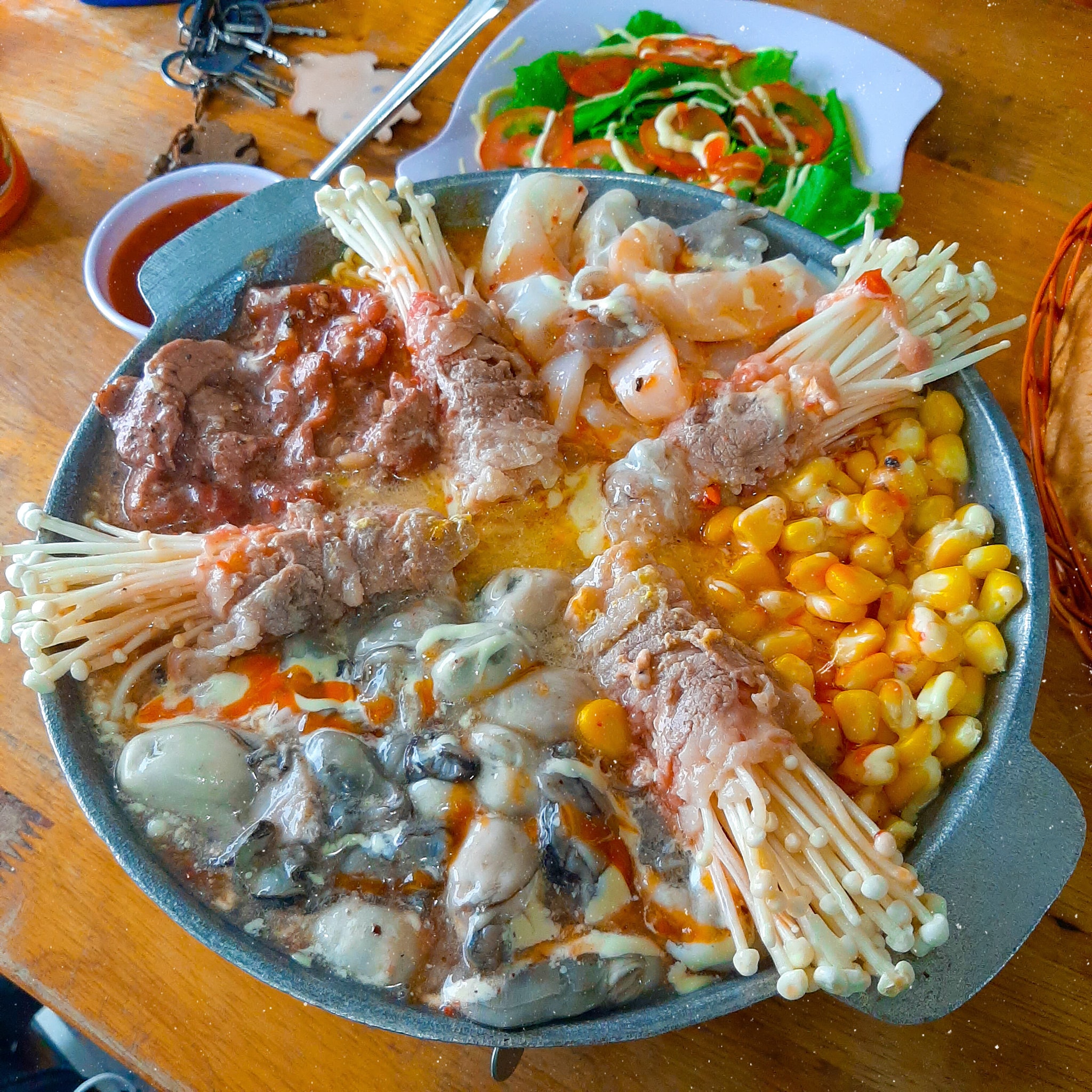 HẢI SẢN NÉ ĂN 1 TẶNG 1  – Mưa này ăn chảo hải sản né chà bá full topping đã còn…
