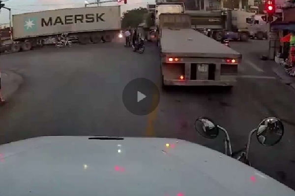 Video: Người phụ nữ bị xe container cán tử vong vì vượt đèn đỏ