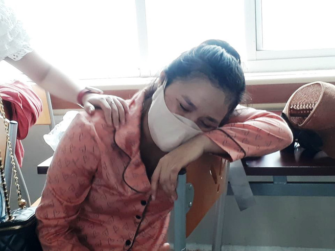 Chị Nguyễn Thị Huyền Trang ngã khụy, đau đớn trước cái chết của cháu bé.