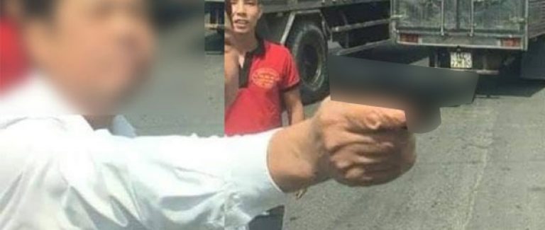 CLIP Xin vượt không được, tài xế rút ʂúɴg đòi ‘ʙắɴ νỡ sọ’ người đi đường ở Bắc Ninh