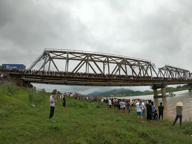 Bắc Giang: Cô gái trẻ đi xe ngã lọt xuống cầu, tài xế xe tải lao xuống cứu bất thành khiến 2 người tử vong