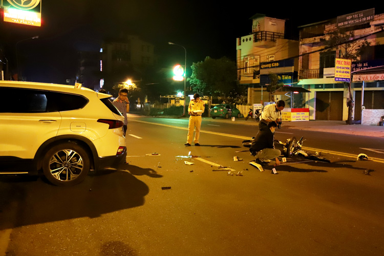 Bảo Lộc: Xe máy tông vào ô tô đang qua đường, 3 người bị thương nặng phải nhập viện