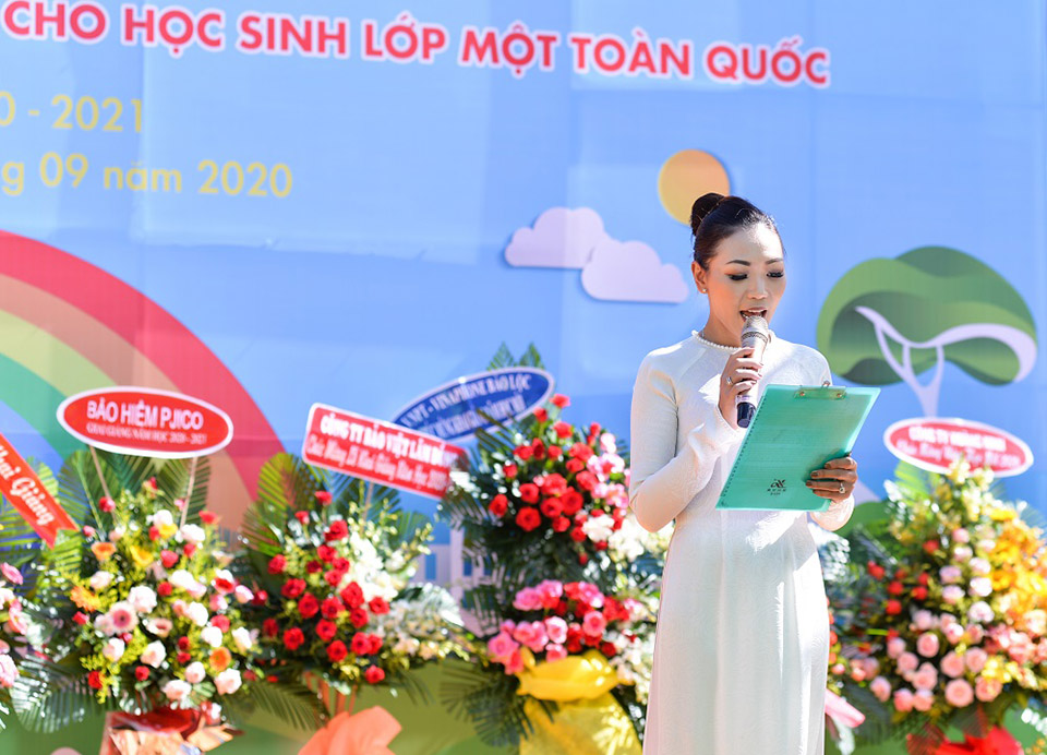 HEAD Tâm Anh đại diện Honda VN tặng mũ bảo hiểm cho học sinh lớp 1 tỉnh Lâm Đồng