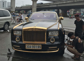 Rolls-Royce Phantom mạ vàng tháo lốp bên lề đường Hà Nội. Ảnh: Thu Hiền.