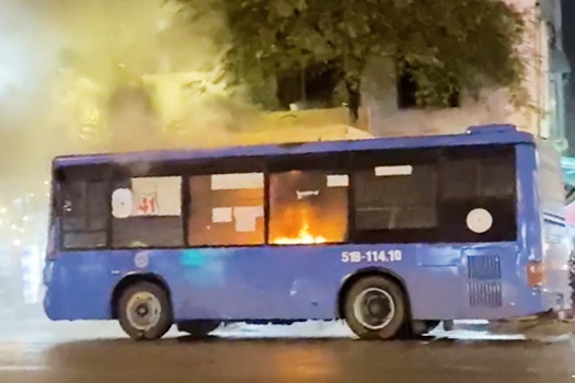 Xe buýt ở Sài Gòn bốc cháy ngùn ngụt, gần 20 hành khách hoảng loạn tháo chạy thoát thân