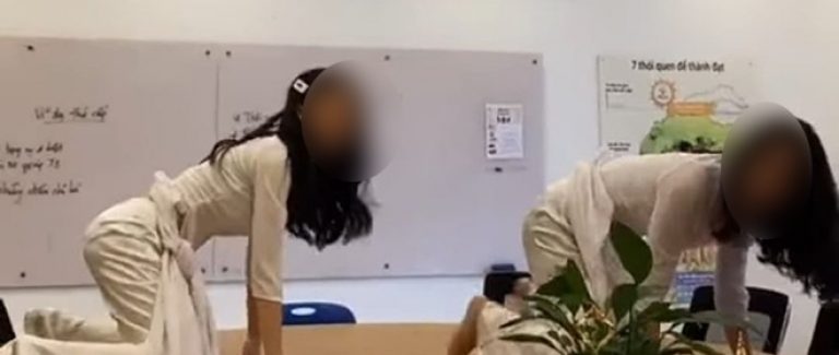 2 nữ sinh nhảy uốn éo đủ tư thế trên bàn làm việc của giáo viên