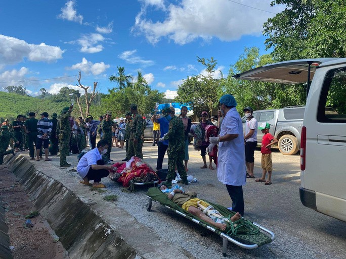 Các nạn nhân còn sống sót đã được đưa ra ngoài và lên xe cấp cứu về Bệnh viện huyện Bắc Trà My.