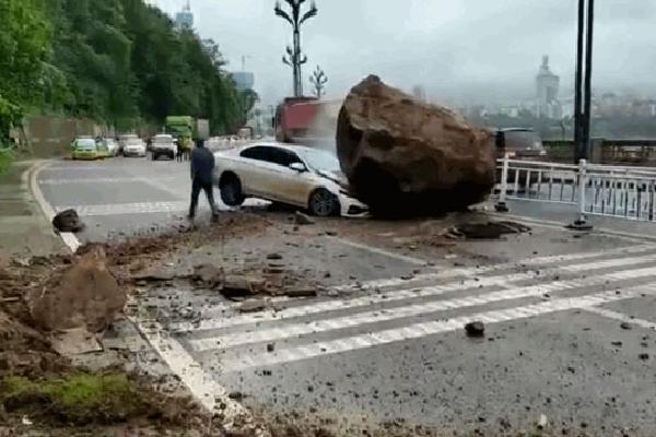 Video: 'Xế hộp' bị tảng đá khổng lồ nghiền nát đầu, tài xế may mắn thoát nạn khi 'thần chết ngủ quên'