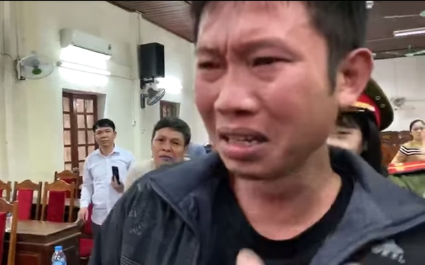 Anh Thìn bật khóc nức nở khi nhận tiền từ ca sĩ Thủy Tiên.