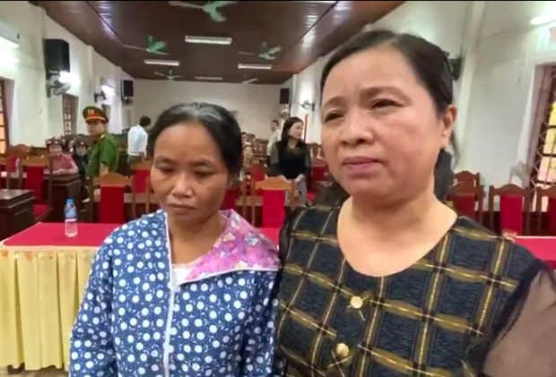 Chủ tịch MTTQ huyện Hưng Nguyên Thái Thị Hải Châu trình bày hoàn cảnh của bà Yến (bìa trái) cho vợ chồng ca sĩ Thủy Tiên.