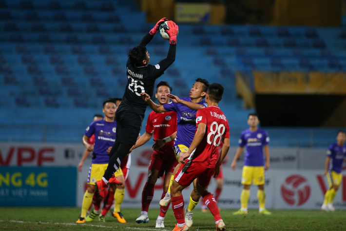 Hàng thủ Viettel khiến đến như CLB Hà Nội cũng phải "khóc chào thua".