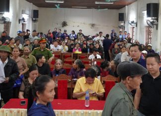 Hơn 500 người dân tập trung tại huyện Hưng Nguyên để nhận quà từ đoàn vợ chồng ca sĩ Thủy Tiên.