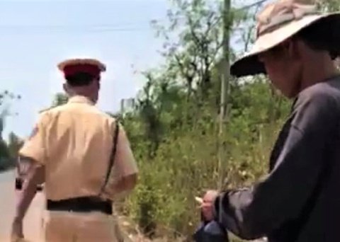 Hình ảnh cắt ra từ clip phản ánh lãnh đạo đội CSGT huyện Trảng Bom can thiệp để cấp dưới không xử lý xe vi phạm.