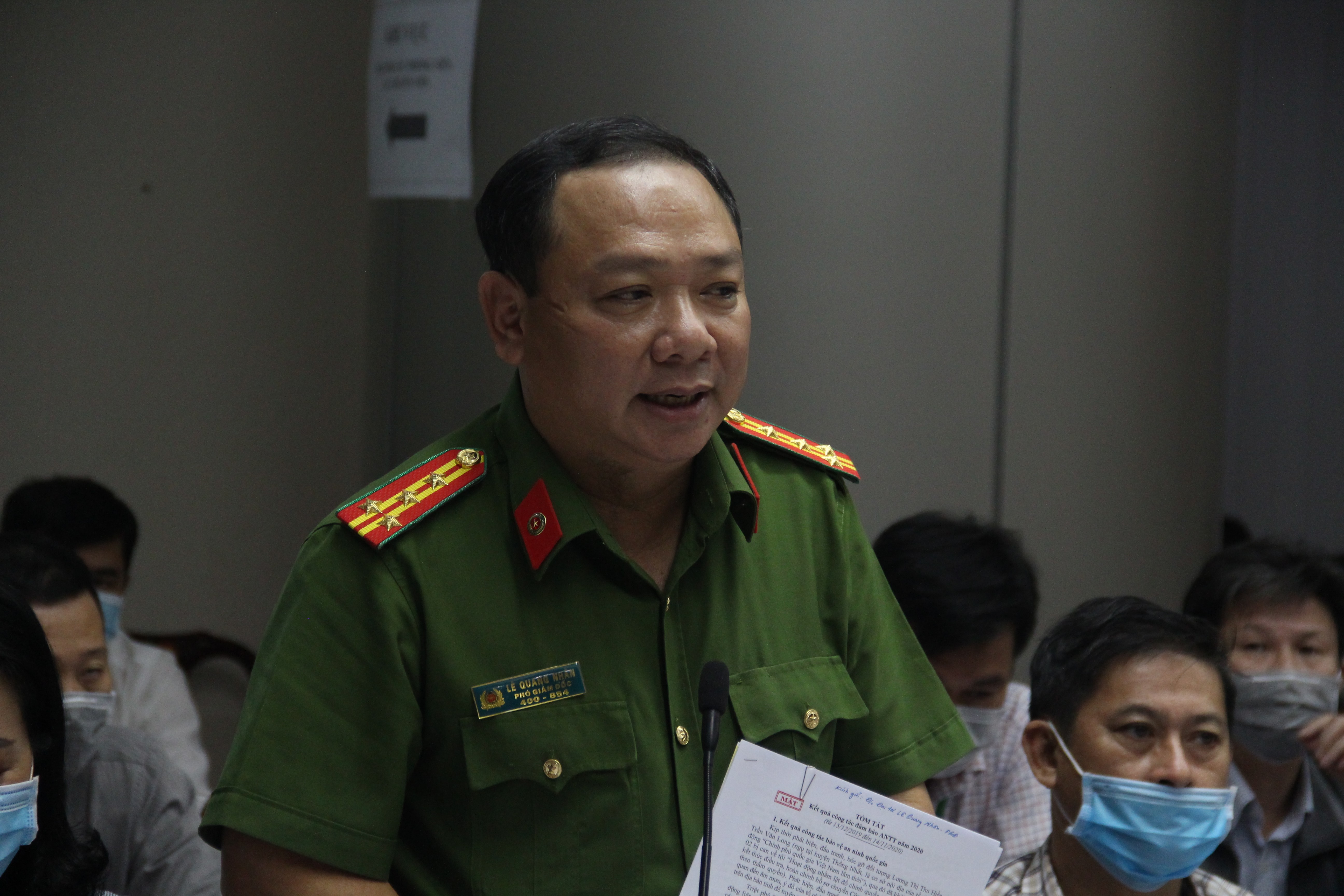 Đại tá Lê Quang Nhân - Phó giám đốc Công an tỉnh Đồng Nai trao đổi thông tin vụ việc với báo chí.