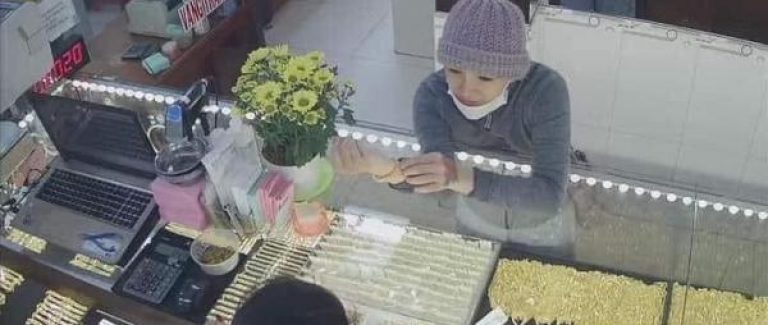 Xôn xao cô gái trẻ cầm biển xin tiền chữa bệnh rồi đi mua vàng nay lại xuất hiện ở Phú Yên