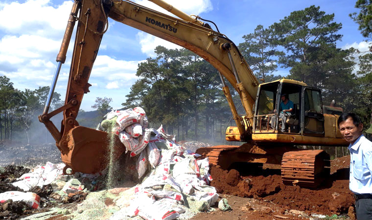 Bảo Lâm: Tiêu hủy gần 25 tấn phân bón không rõ nguồn gốc xuất xứ
