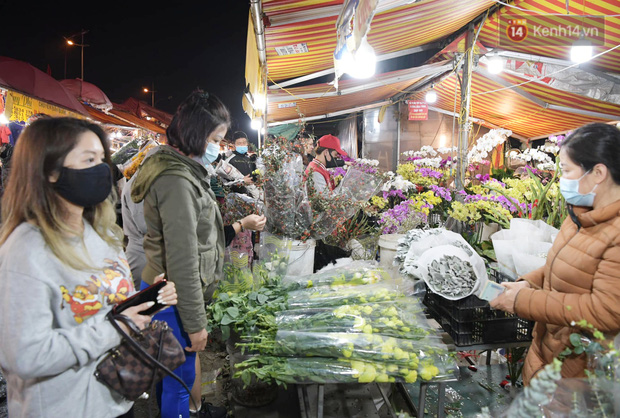 Sáng sớm 30 Tết, biển người chen chân tại chợ đầu mối hoa Quảng An lựa mua hoa - Ảnh 9.