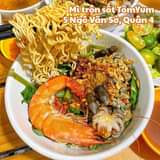 May be an image of food and text that says "Mìtron sốt TomYum 5Ngô VănSở, Quận 4"