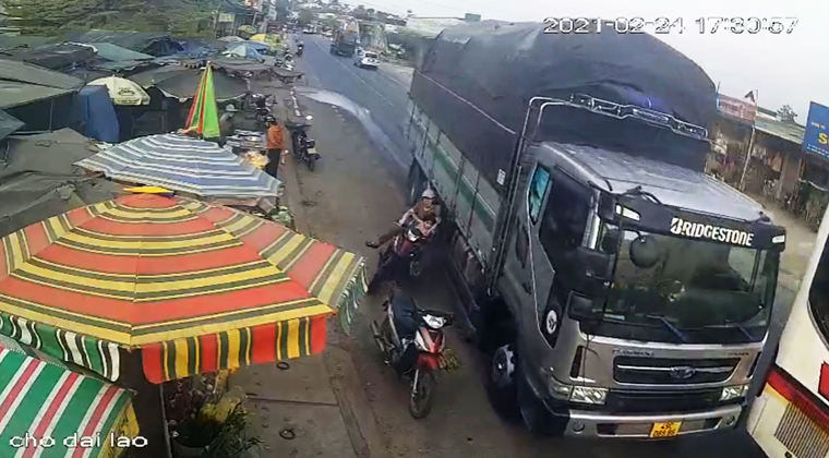 Bảo Lộc: Xe tải vượt ẩu hất văng xe máy, 2 mẹ con thoát chết trong gang tấc