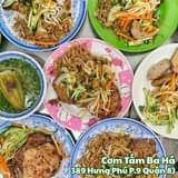 May be an image of chow mein and text that says 'Cơm Tâm BaHá 389 Hưng PhúP.9 Quận8)'