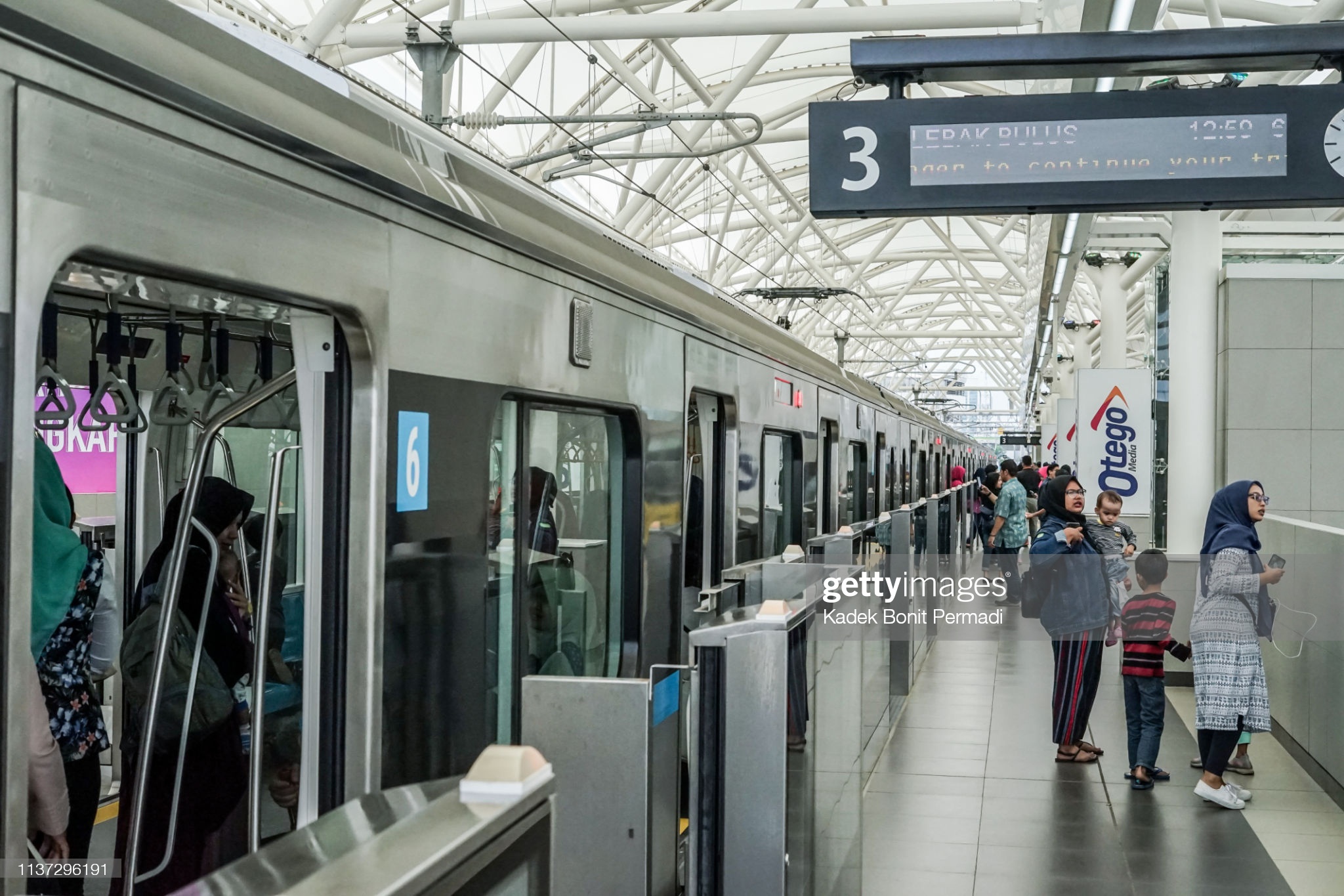 Hệ thống rào chắn an toàn được lắp đặt tại tuyến metro ở Jakarta (Indonesia) trong khi tuyến metro ở Paris (Pháp) không có. Ảnh: Gettyimages.
