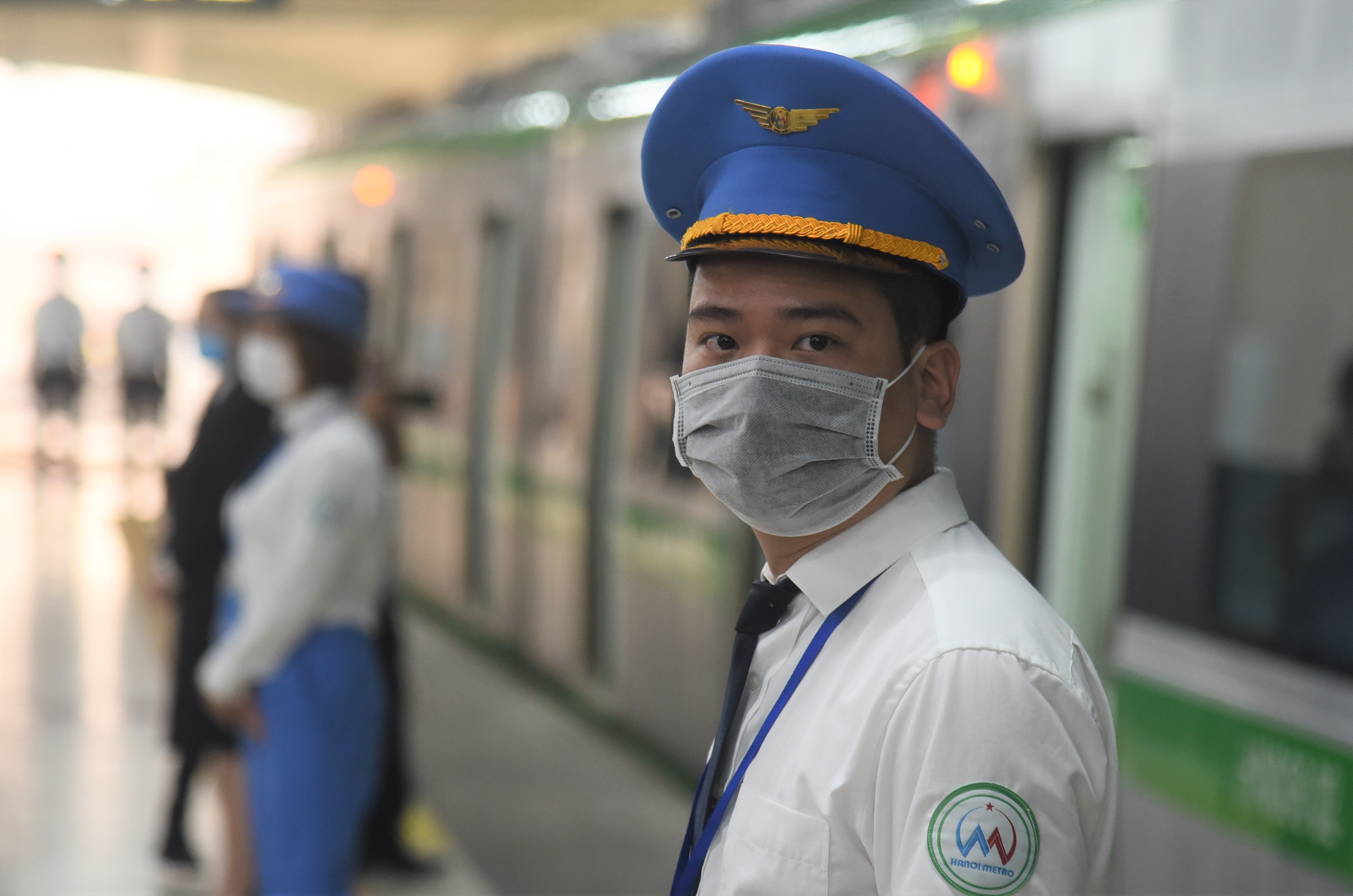 Khi chưa có rào chắn ke ga, Hanoi Metro cử người cảnh giới để đảm bảo an toàn. Ảnh: Ngọc Tân.