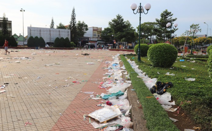 Bảo Lộc: Hội chợ đi qua, rác ngập tràn ở lại