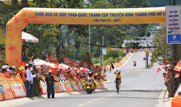 Tay đua người Pháp Loic Desriac cán đích đầu tiên tại Đà Lạt