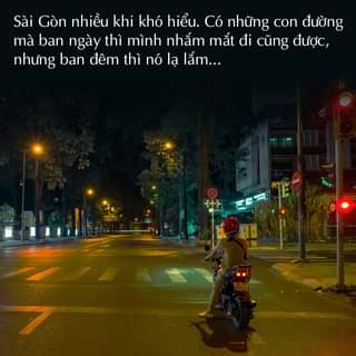 May be an image of motorcycle, road and text that says "Sài Gòn nhiều khi khó hiểu. Có những con đường mà ban ngày thì mình nhắm mắt đi cũng được, nhưng ban đêm thì nó lạ lắm... ብትト"