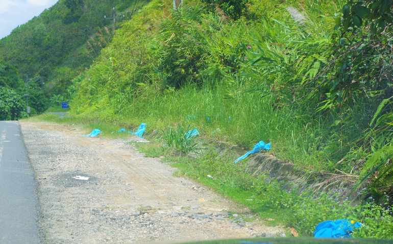 Lâm Đồng: Vừa qua chốt kiểm soát Covid-19, vứt bỏ đồ bảo hộ ra đường
