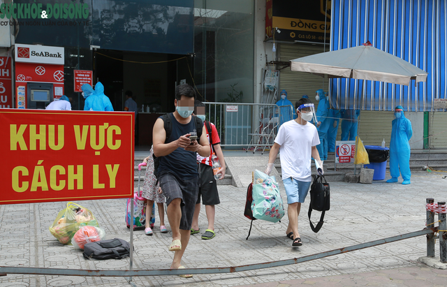 Kể từ đầu dịch đến nay Việt Nam có 369.267 ca mắc COVID-19 (Ảnh cư dân tại một khu chung cư có nhiều bệnh nhân COVID-19 đang di chuyển đến khu vực cách ly khác)