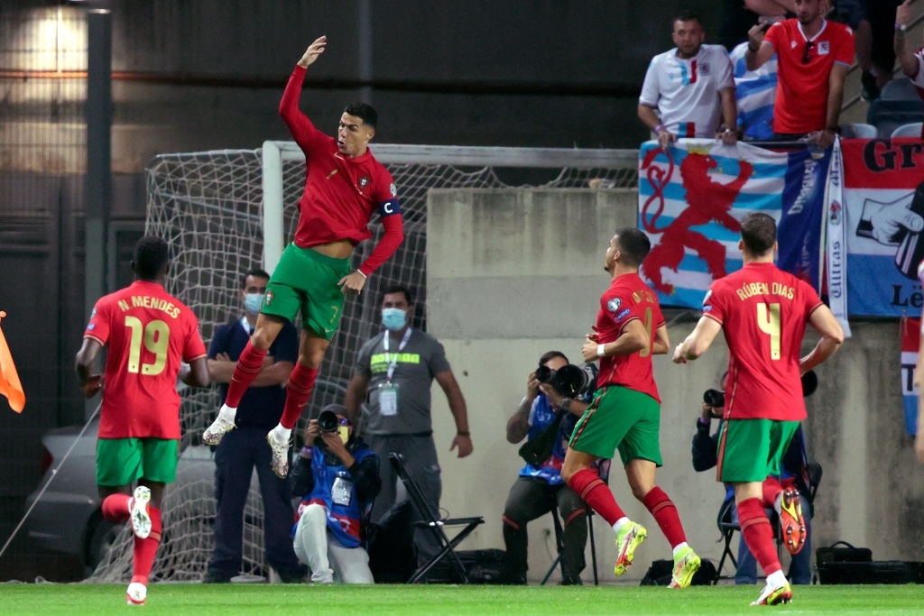 Ronaldo lập hat-trick trong trận thắng 5-0 của Bồ Đào Nha