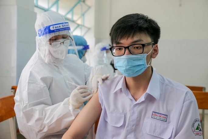 Tiêm vắc-xin Covid-19 cho học sinh ở TP HCM - Ảnh: Hoàng Triều